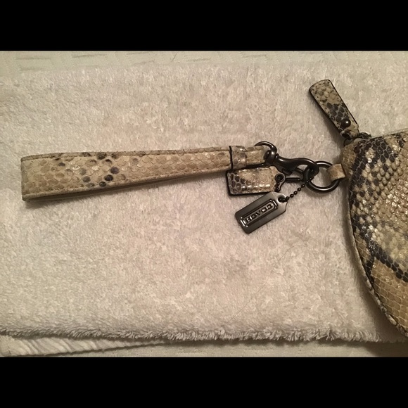 Authentic Coach wristlet python embossed leather💖 - Picture 2 of 5